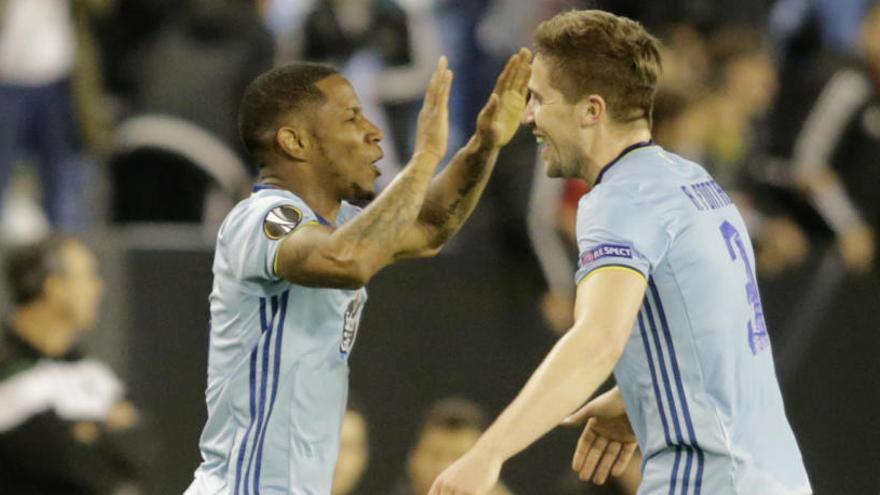 Claudio Beauvue celebra su gol con Sergi Gómez.