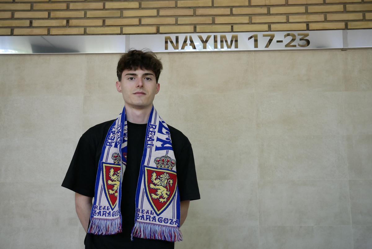 Diego, abonado del Real Zaragoza, posa en la puerta de su portal, en el que luce el nombre del futbolista.