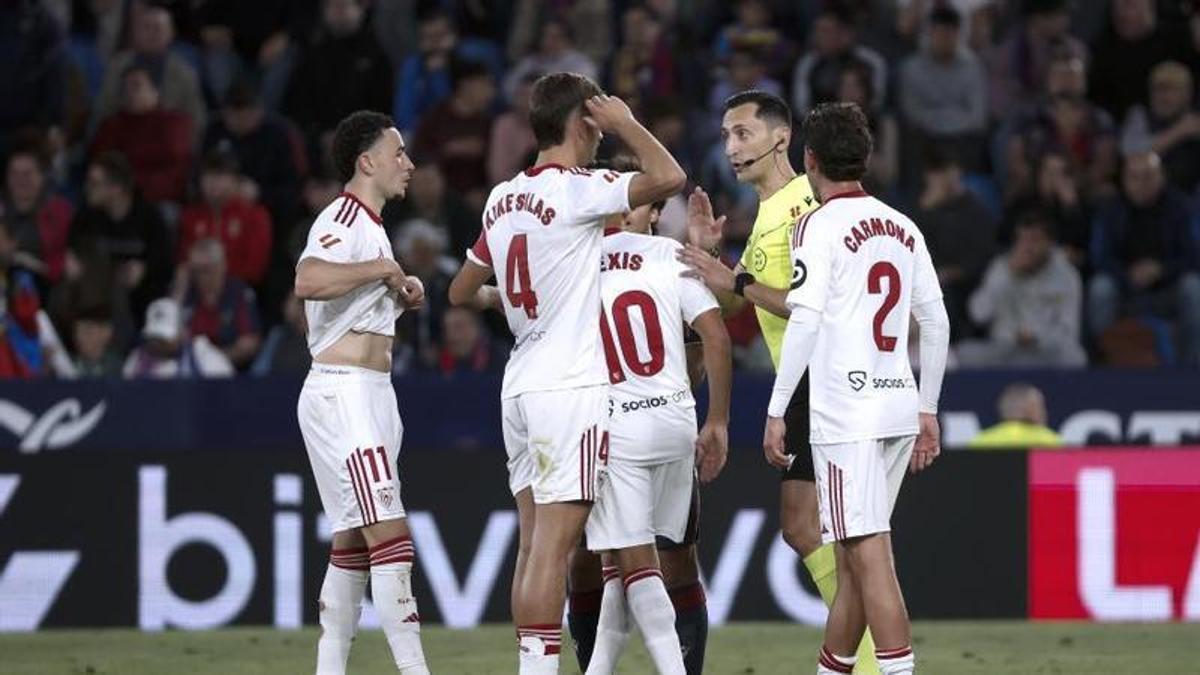 La afición estalla contra un Sevilla al borde del descenso y batido en ...