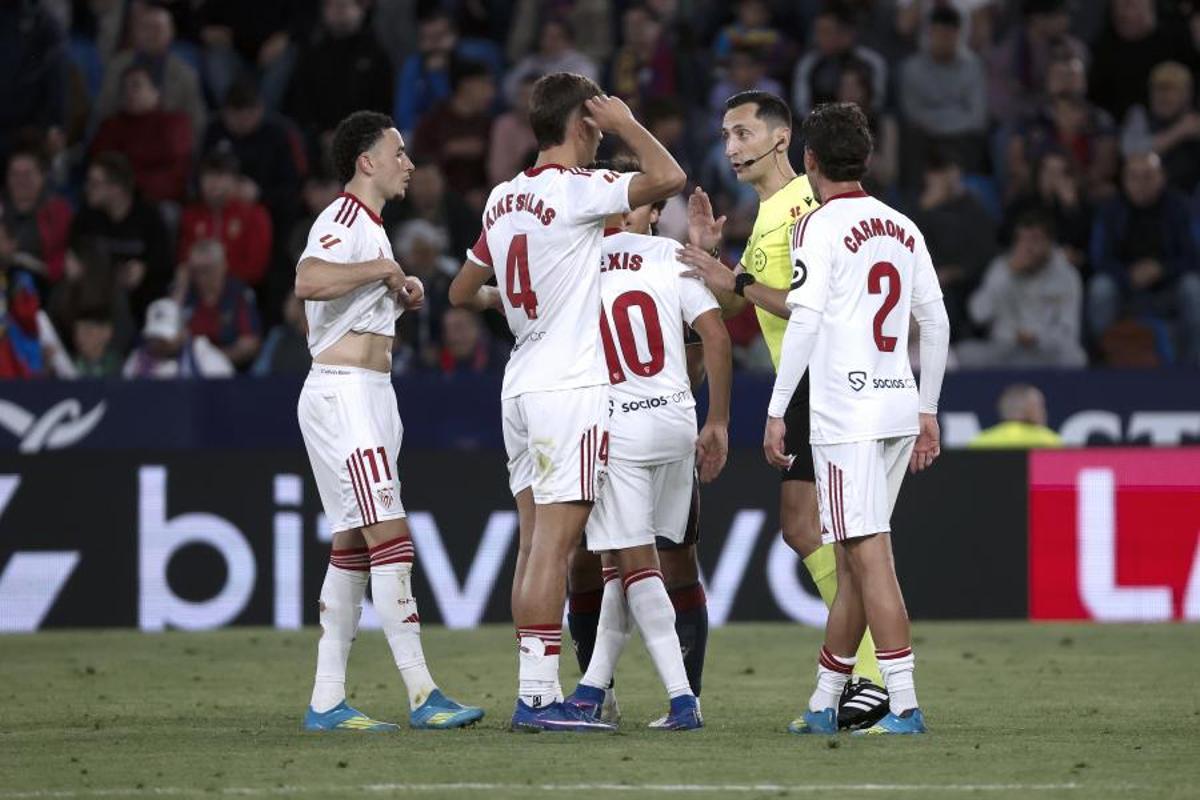 El Sevilla sumó ante el Levante su derrota 16 en la temporada y está a un punto de la zona de descenso