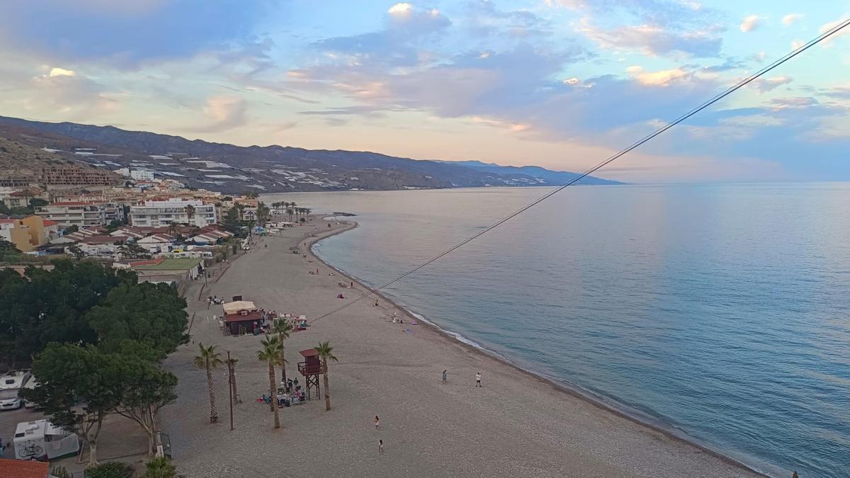 Localizan tres cadáveres en el mar tras desembarcar una patera con 17 personas en Granada