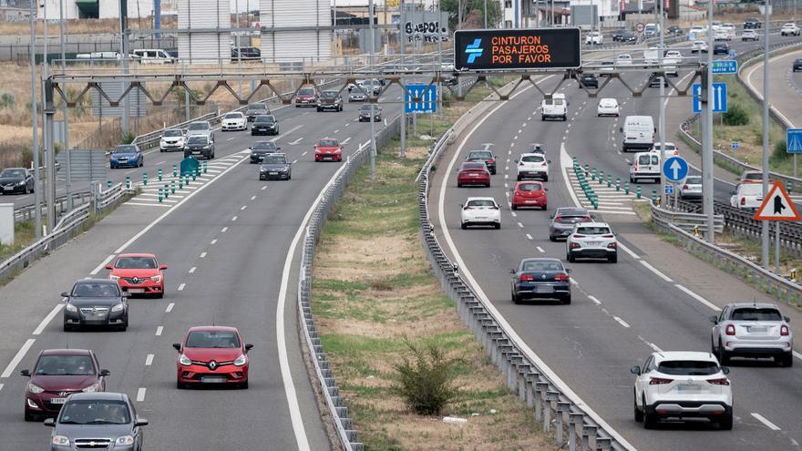 Varios coches circulan en una autovía.