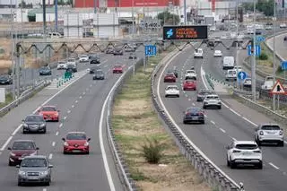 Retenciones de más de diez kilómetros en la A-49 y en la A-44 para ir a la playa