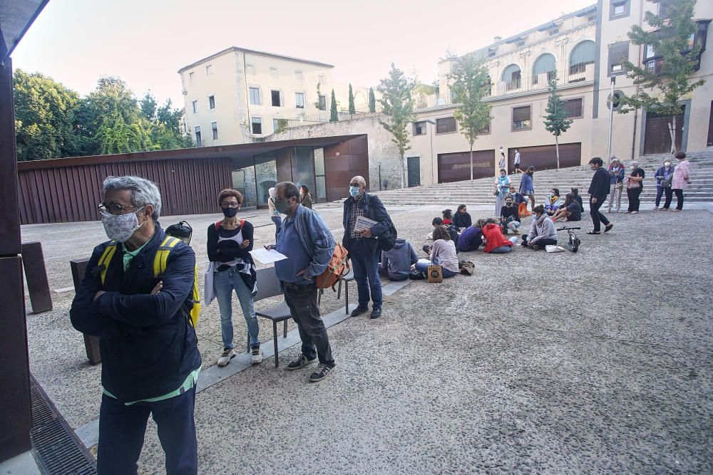 Cues en el primer dia de venda d'entrades de Temporada Alta