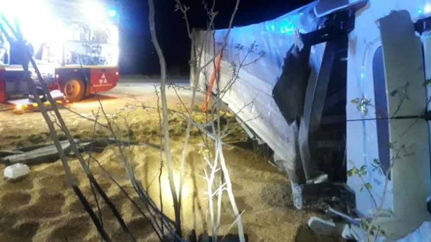 Herido grave un conductor tras volcar su camión en Pina tras chocar con otro tráiler