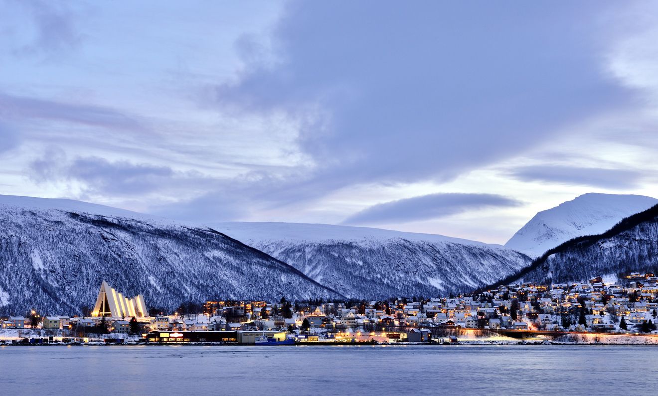 Vista de la ciudad de Tromso en la madrugada, Noruega