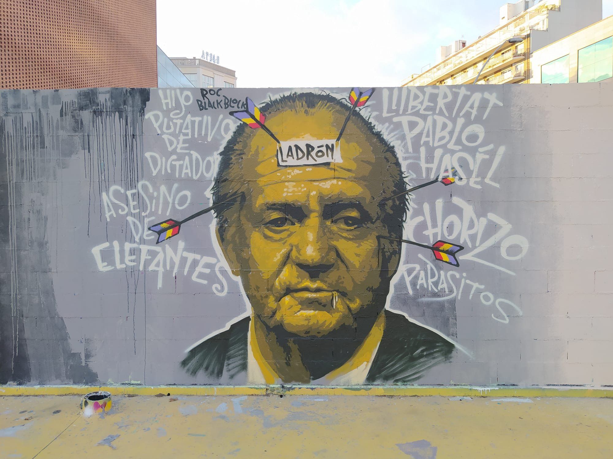 Graffiti sobre el rey emérito Juan Carlos I censurado en el Parc de les tres Xemeneies en el Poble Sec.