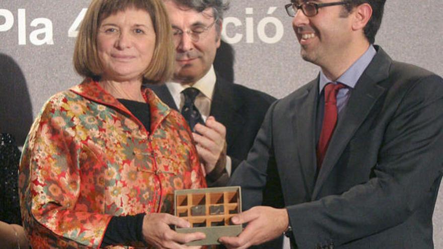 Alicia Giménez Bartlett recibe el Premio Nadal de manos del también escritor Emili Rosales.