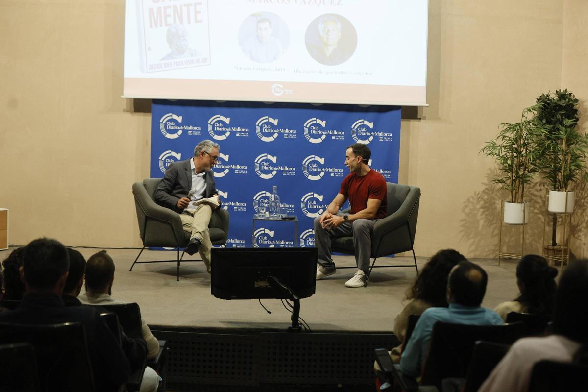 El periodista Alberto Fraile y Marcos Vázquez en un momento de la presentación de 'Sabia Mente'.