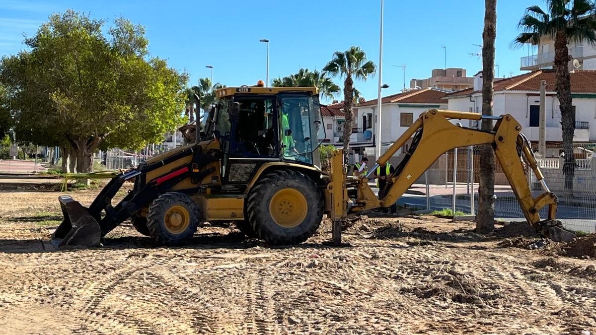 Maquinaria en las obras de la Avenida de Salamanca de Santa Pola