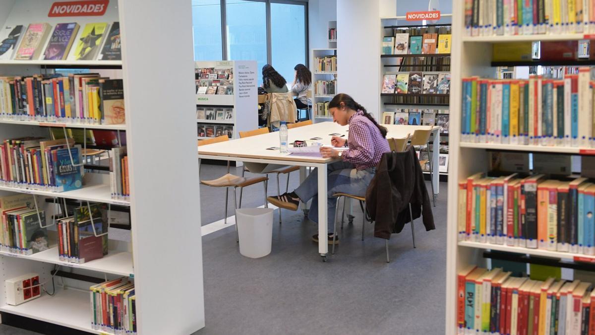 La biblioteca de Os Rosales reabre sus puertas