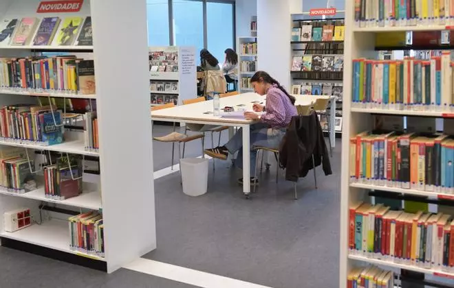 La biblioteca de Os Rosales reabre sus puertas