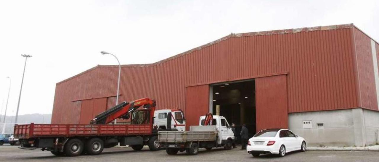 Amplia y pegada a la entrada de la terminal Ro-Ro  |  La nave del muelle de Reparaciones de Bouzas que usan los rederos -en la imagen- es una de las más deseadas por los operadores de las mercancías que mueven los buques Ro-Ro al margen de los vehículos, por sus enormes dimensiones y por su cercanía a la entrada a la terminal, a menos de cinco minutos. Pero que el Puerto se proponga destinarla a mercancía generada por la autopista del mar sólo paliará parte de un problema creciente en este ámbito portuario. Cargas ajenas a la ruta a Francia, también de alto valor añadido como las barras de aluminio, por falta de un espacio cubierto acaban con frecuencia repartidas por los arcenes. Y esto, además de una mala imagen, incita al robo.