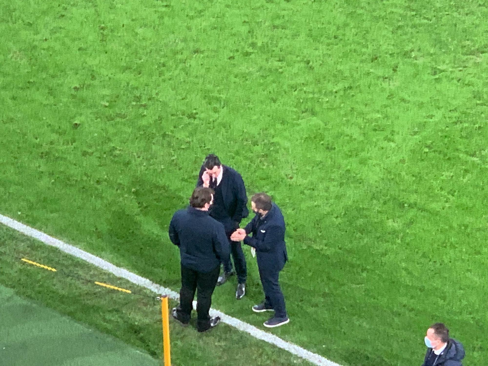 Unai Emery, con los representantes del departamento de comunicación del Villarreal, tras el partido ante el Young Boys.
