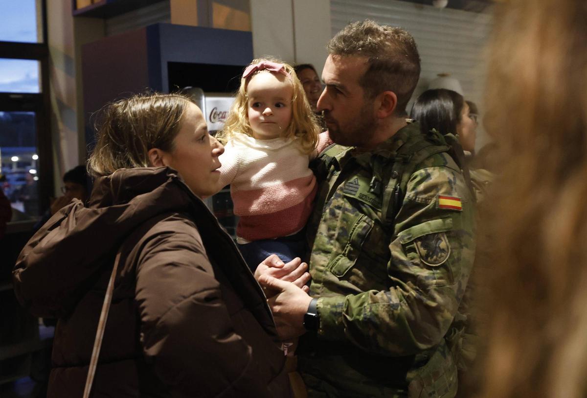 El sargento primero Bruno Bermúdez con su mujer Raquel Ferrnández y su hija Lola.