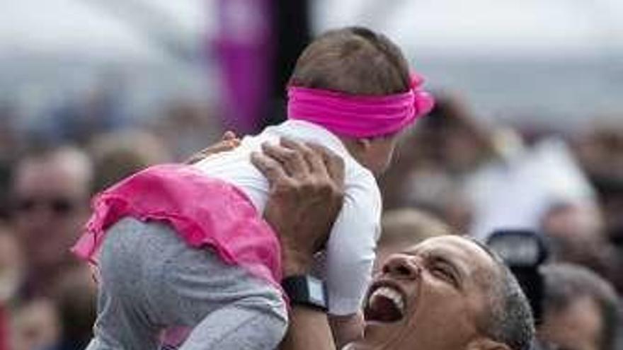 Obama con una niña.