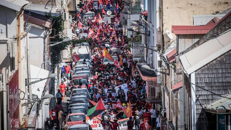 Las Antillas francesas se rebelan contra la pobreza y las restricciones sanitarias