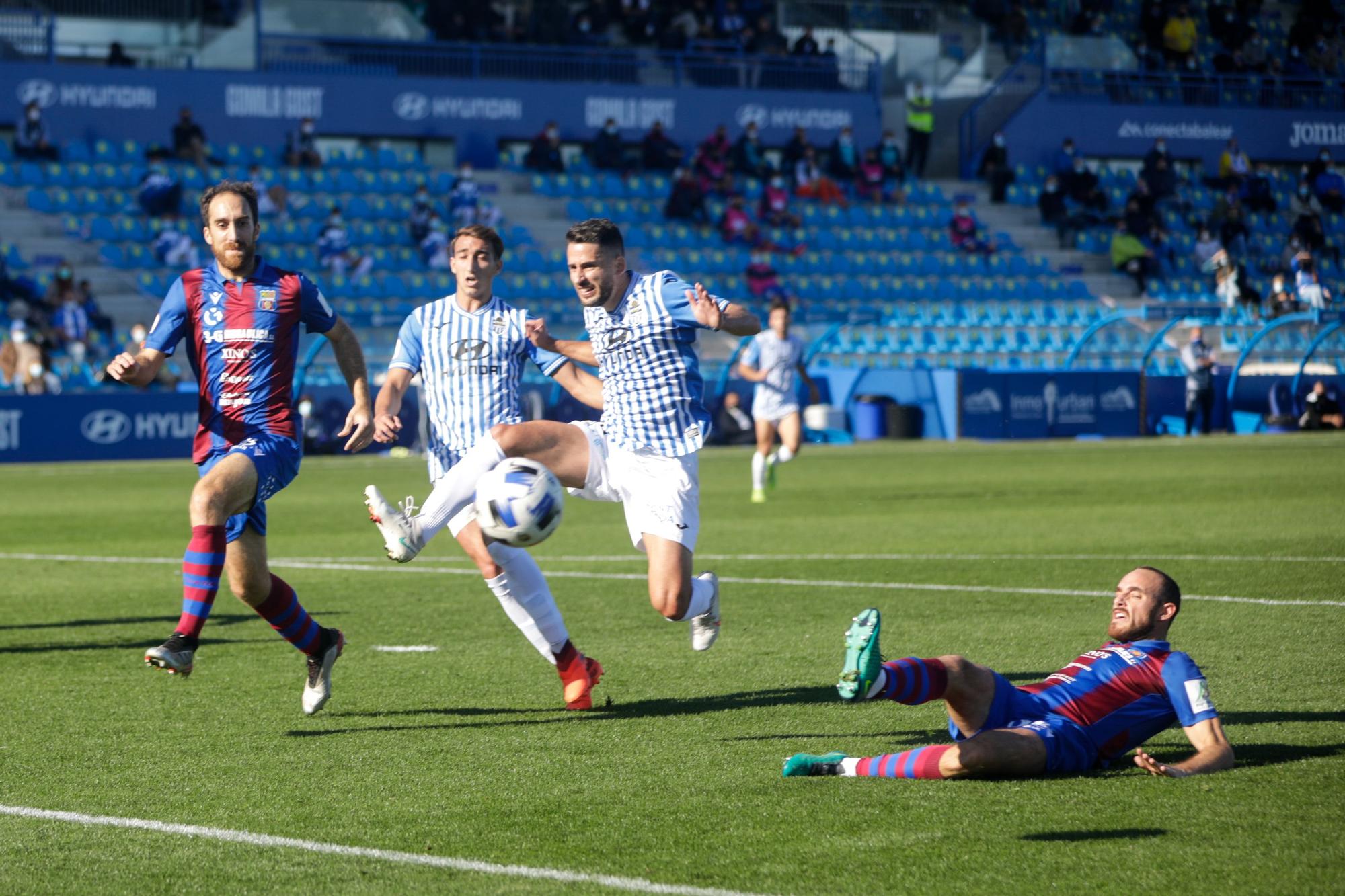 El Poblense logra su primera victoria a costa del Atlético Baleares