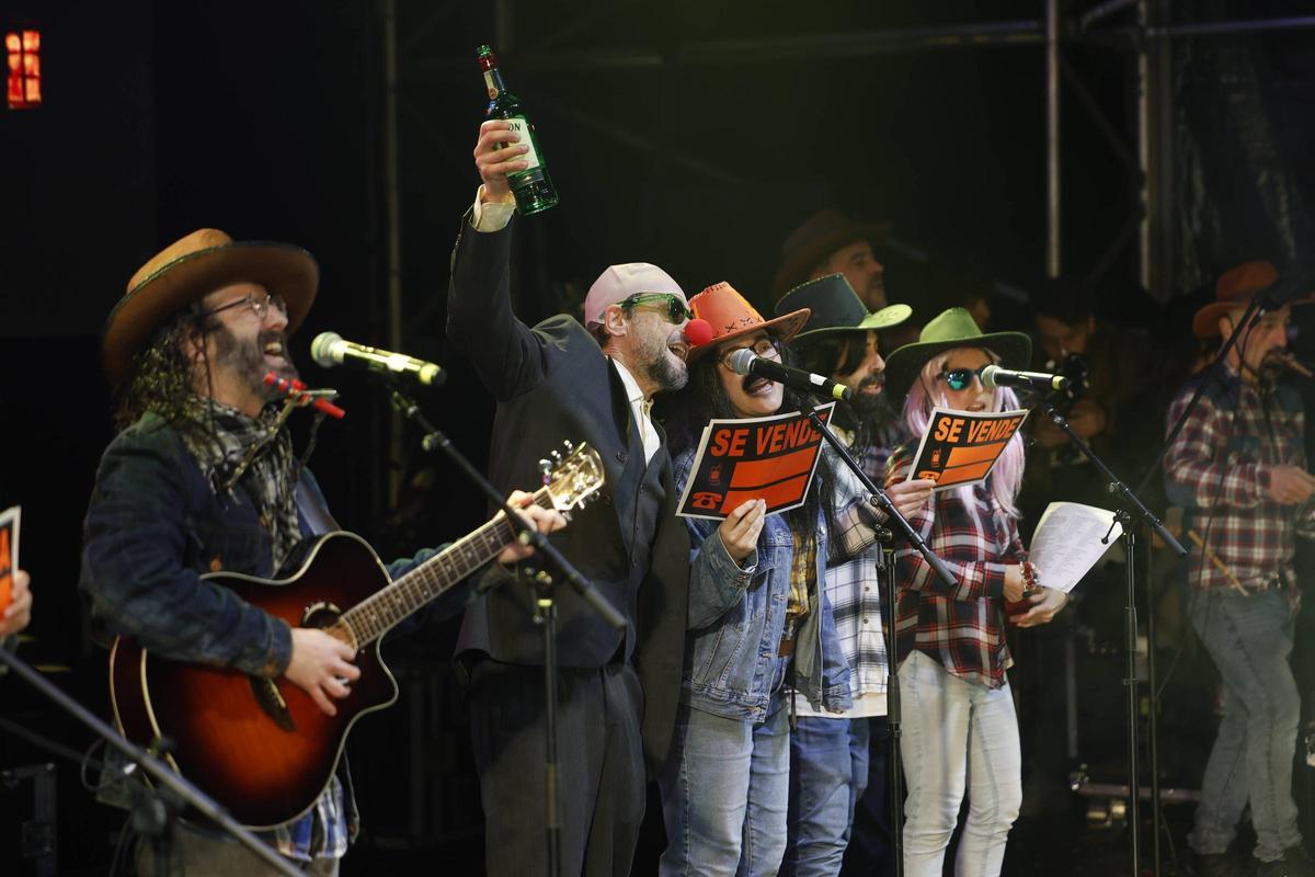 En imágenes: El concurso de murgas de Avilés bajo la lluvia En imágenes: El concurso de murgas de Avilés bajo la lluvia