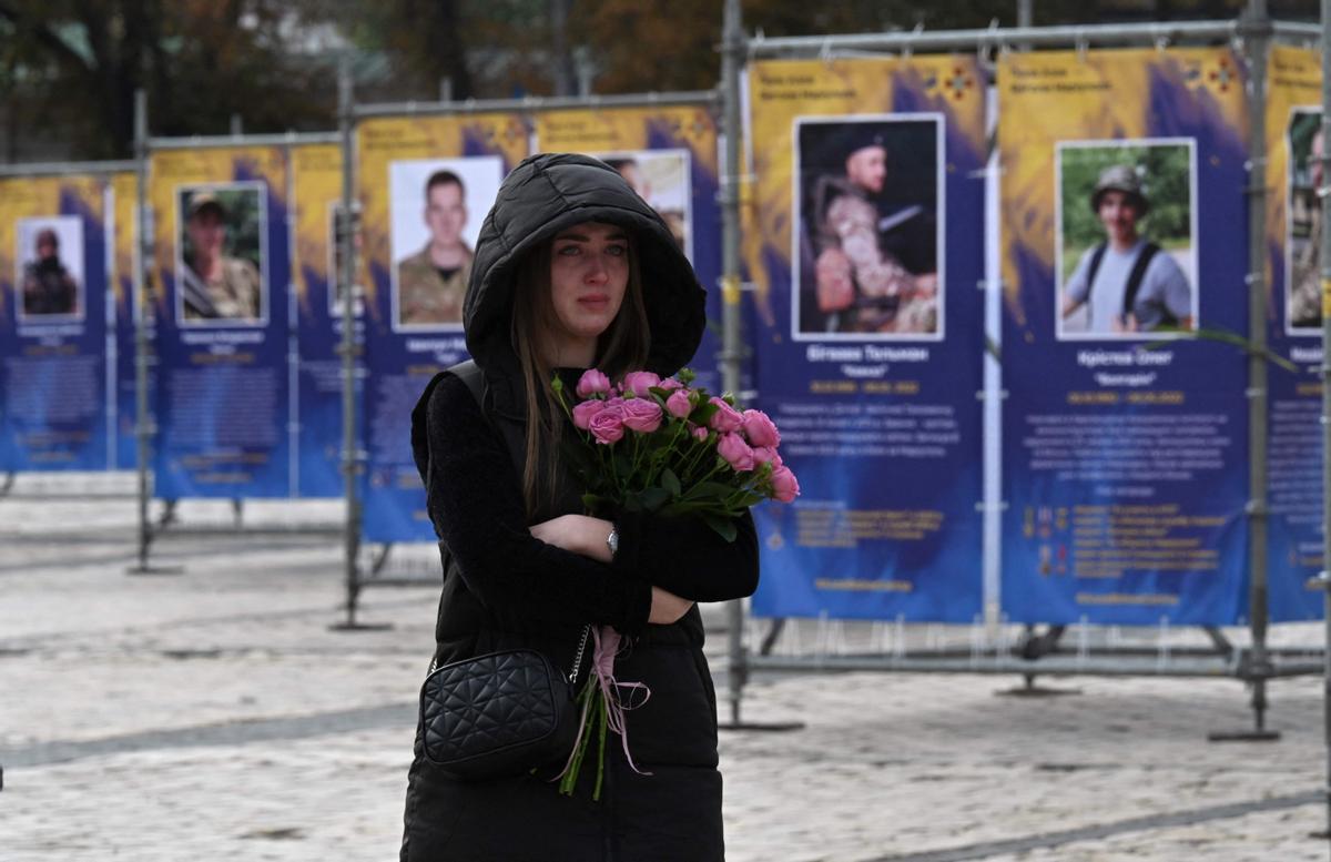 Exposición al aire libre Regimiento Azov - Ángeles de Mariupol en el centro de Kiev para conmemorar el Día de los Defensores de Ucrania el 14 de octubre de 2022, en medio de la invasión rusa de Ucrania