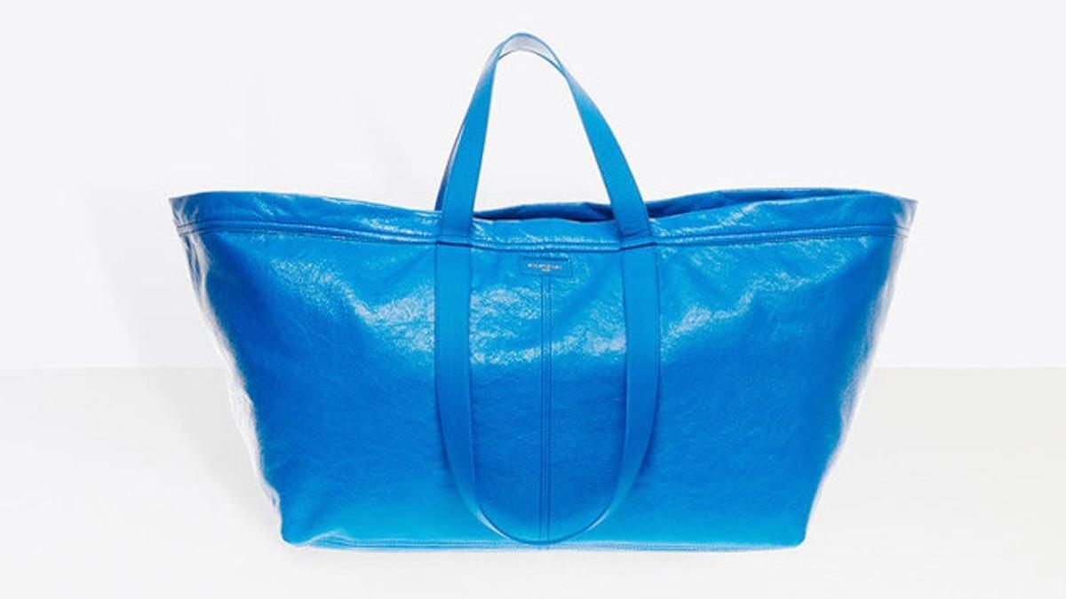 La 'shopping bag' de Balenciaga que podríamos copiar perfectamente de Ikea