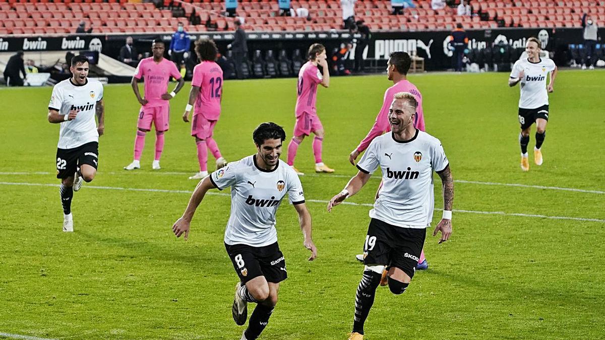 Carlos Soler celebra, junto a Racic, uno de los tres goles que marcó al Madrid en noviembre. | JUAN MEDINA