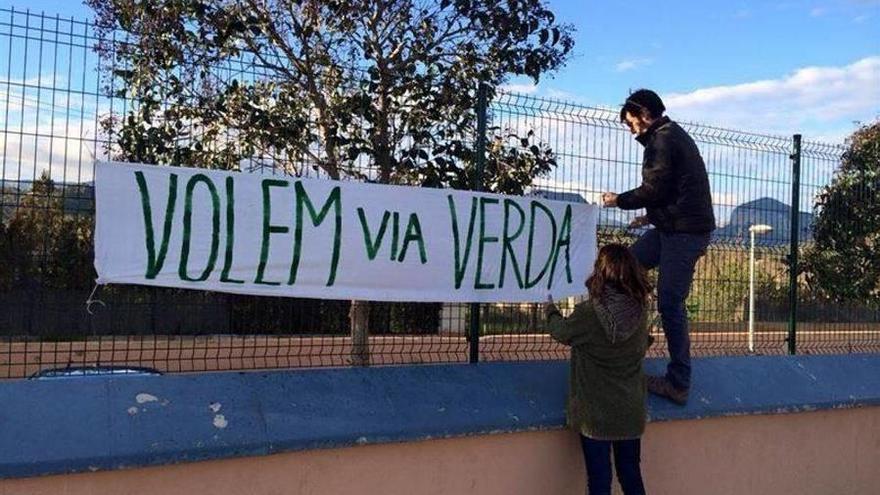 Activistas de Volem Via Verda, de Alaró, colocan una pancarta.