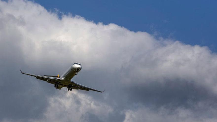 El Parlament pide a Madrid que vigile cómo aplican las aerolíneas el descuento del 75%