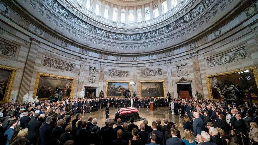 El ataúd con los restos del senador McCain, en el centro de la monumental rotonda del Capitolio de EE UU.