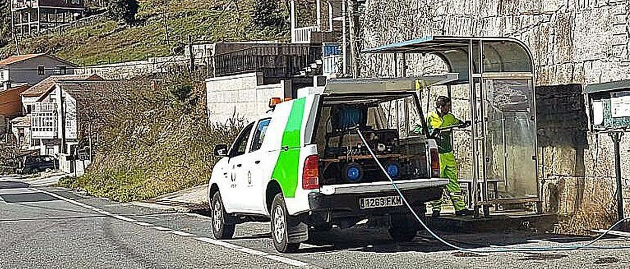 Limpieza de una marquesina en Moaña, por parte del personal de Urbaser. |  GONZALO NÚÑEZ