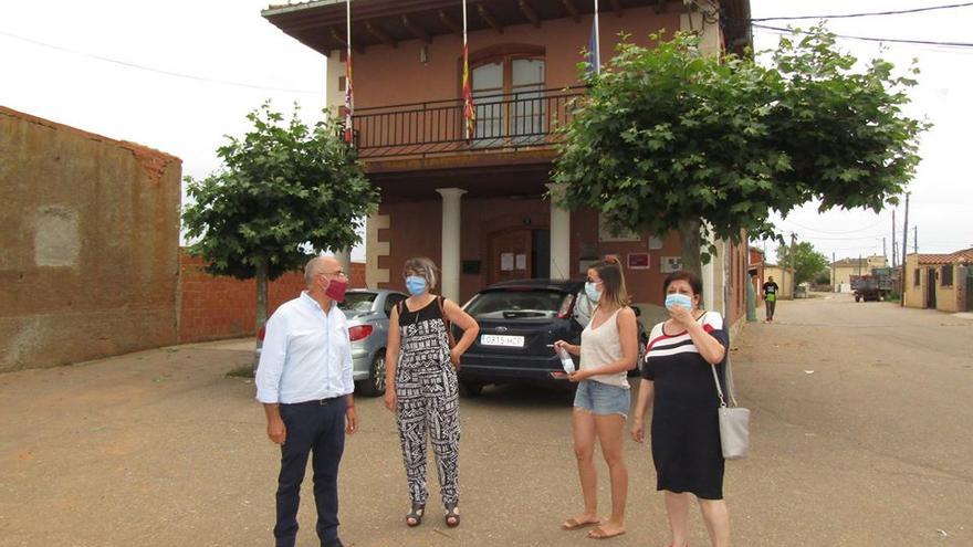 Las concejalas Laura Gago y Helena Mateos con el diputado José Luis Salgado y Cruz Hernández en un reciente encuentro en Andavías