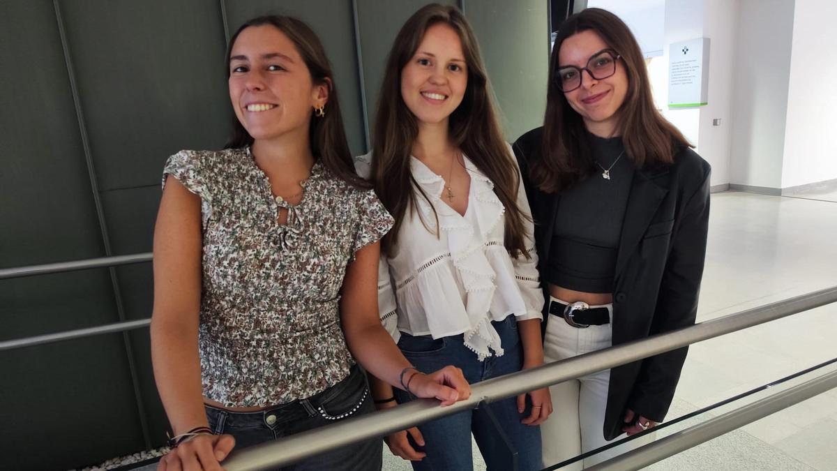 Tres nuevas residentes de Enfermería Obstétrico-Ginecológica (matronas) del HUCA: Carmen Llorca Antuña, Marta Garrido Cifuentes y Paula González Alonso.