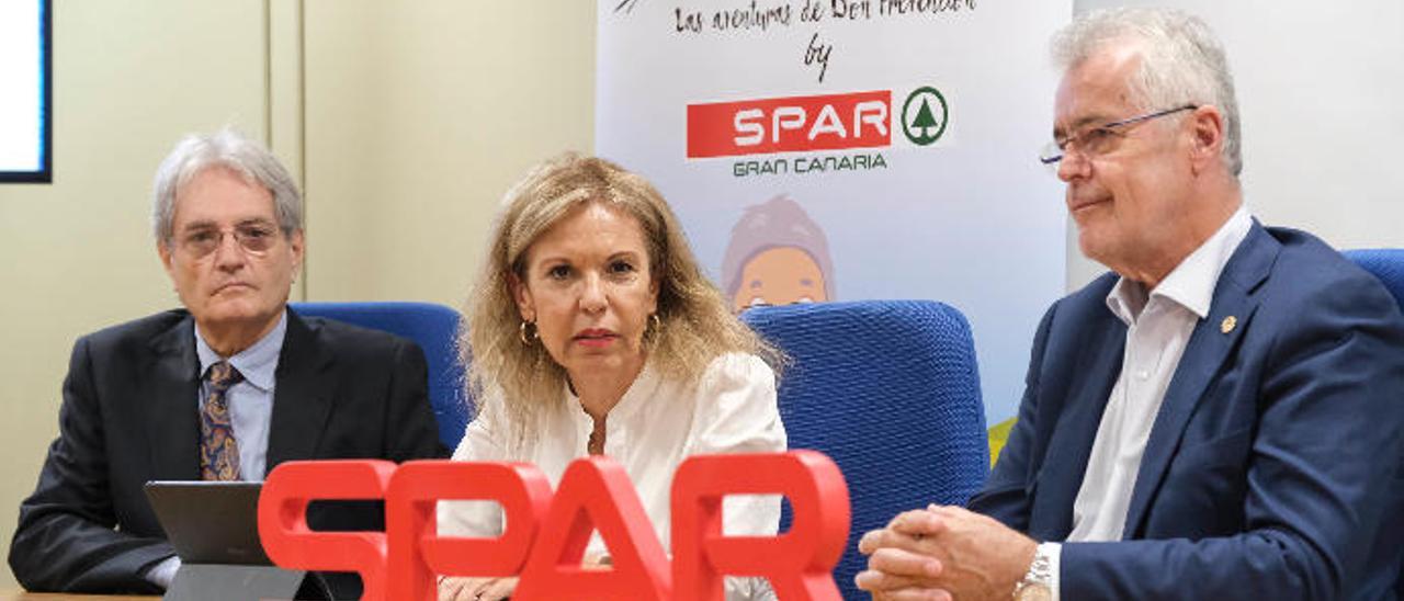 Heriberto Zerpa, Candelaria González y Ángel Medina, ayer, en la sede de la Consejería de Educación de la capital grancanaria.