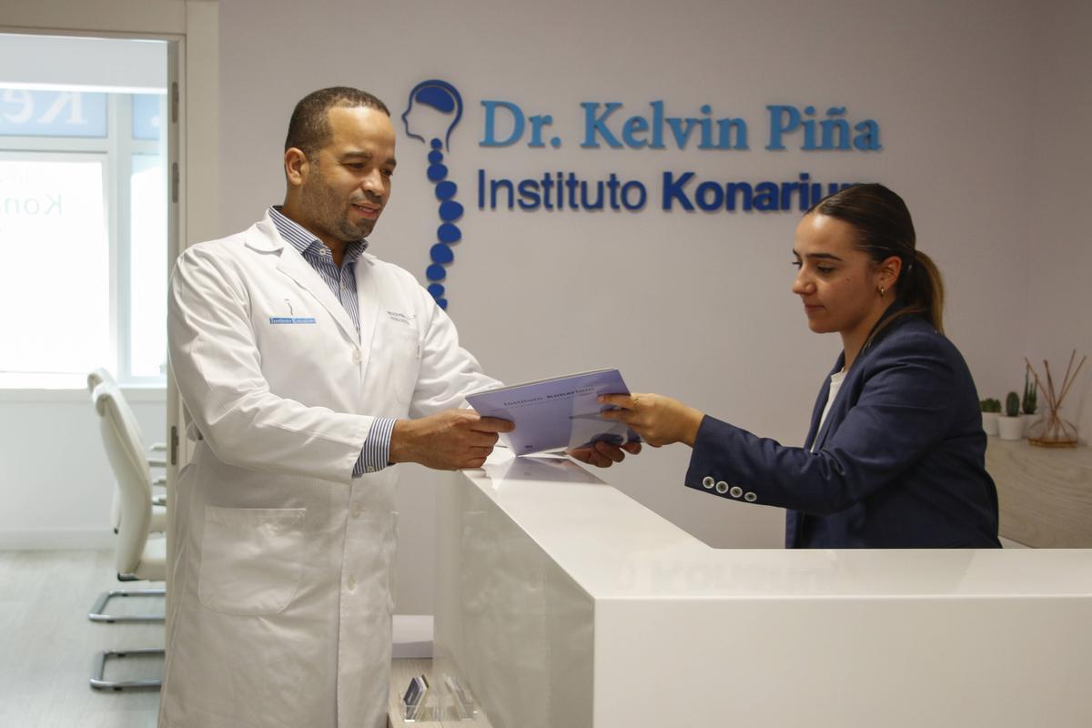 El Dr. Kelvin Piña, en las instalaciones del Instituto Konarium