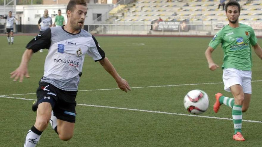 Cristian trata de centrar un balón en el choque ante el Llanes.