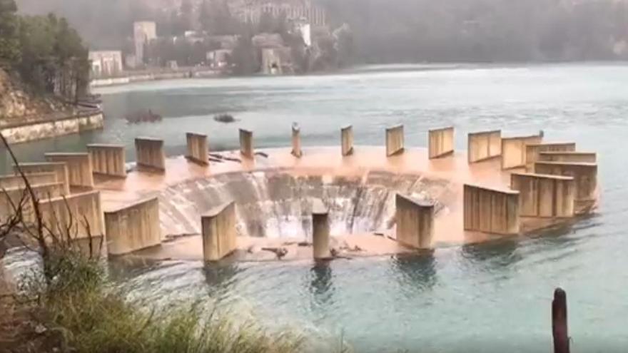 La CHJ comienza a desaguar el Embalse de Benagéber por su morning glory