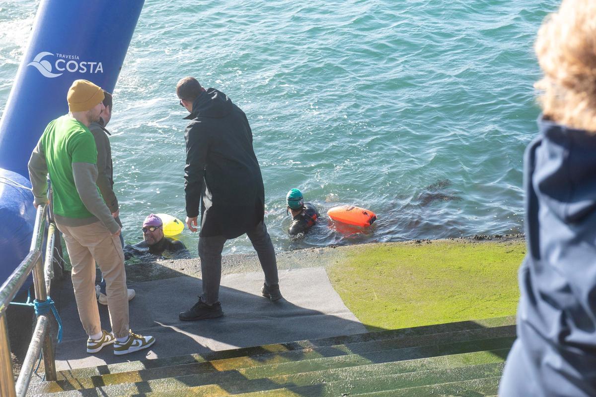 A Coruña desafía al frío y al mar para visibilizar la ELA
