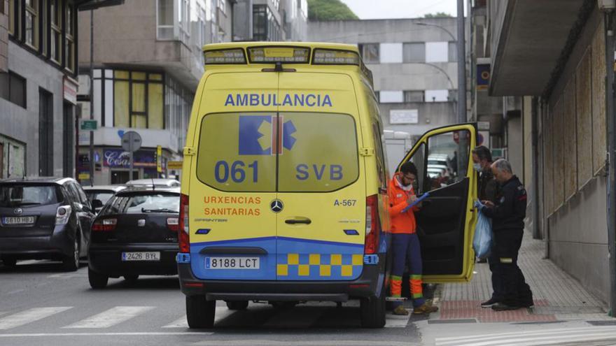 Una ambulancia en un operativo en Lalín. |   // BERNABÉ/JAVIER LALÍN