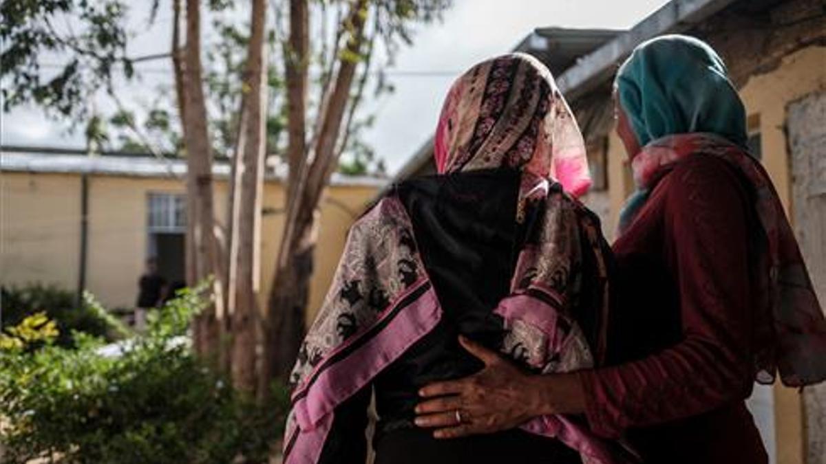 Eyerusalem es sostenida por un asistente en un centro de acogida para supervivientes de agresiones sexuales, en Mekele, el 27 de febrero de 2021.