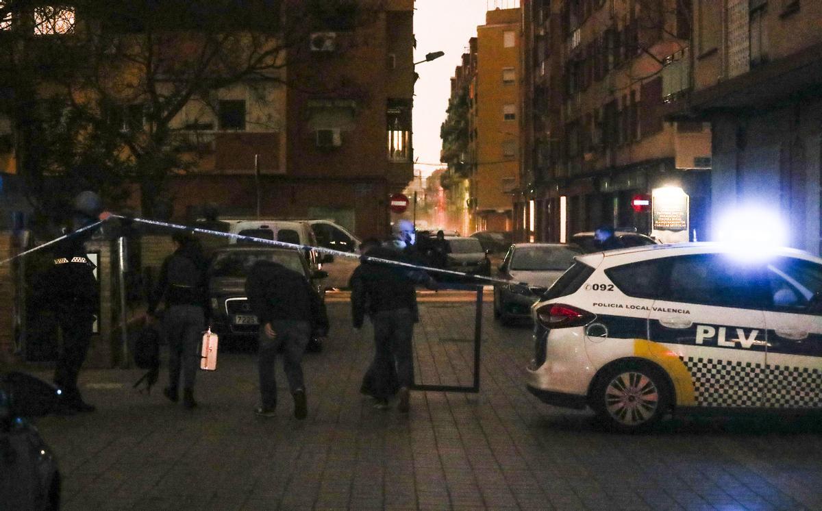 Agentes de la Policía Científica se llevan el marco para analizar la causa de la caída.