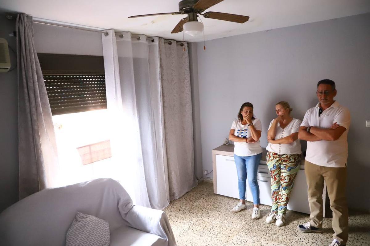 Concepción Arenas, Yolanda Donoso y José Albañil, en la vivienda de Pilar García este miércoles.