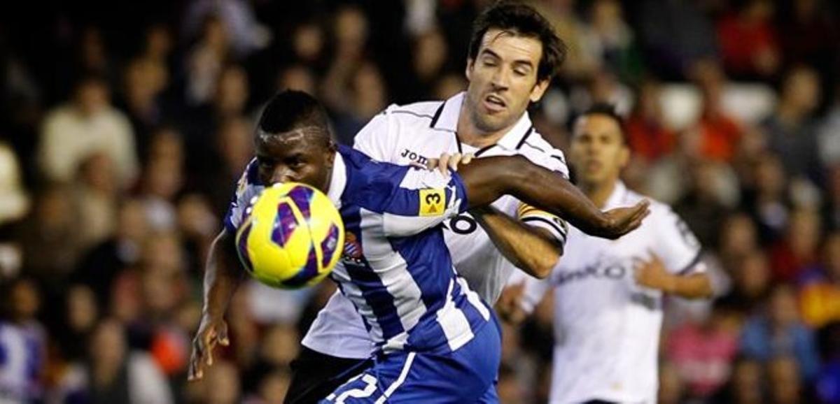 Wakaso, davant el València. Wakaso, davant el València.