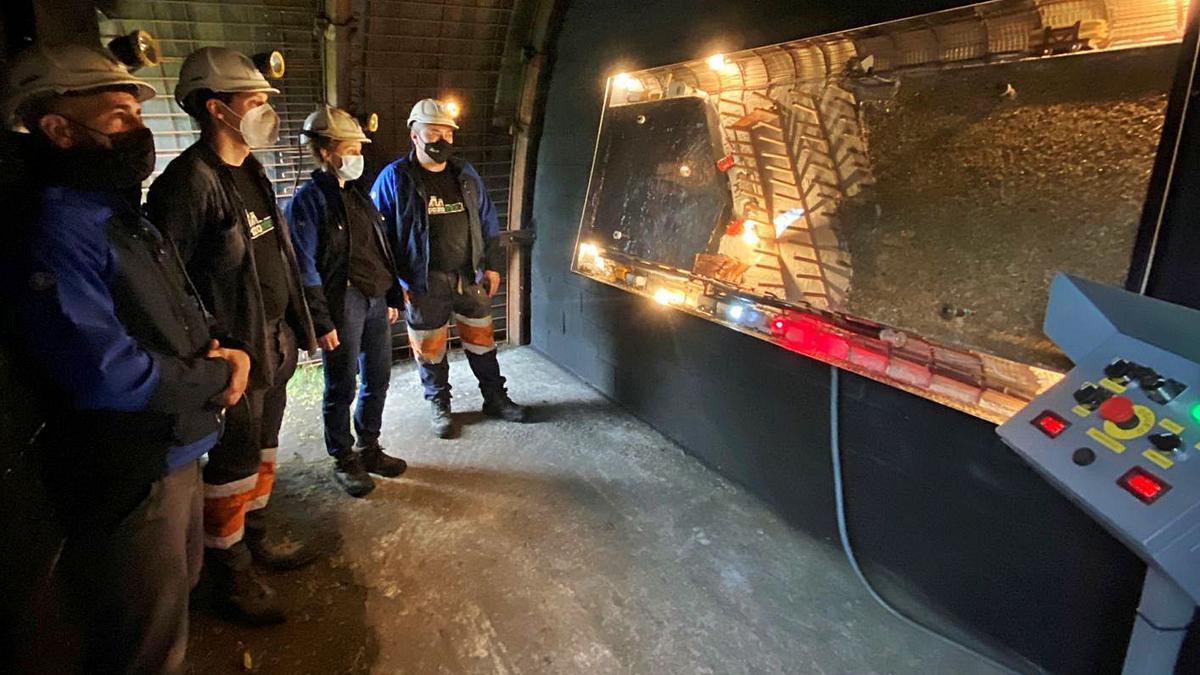 Alejandro Virginio, Francisco Cabal, María Suárez y Luis Pedro Jurado  observan la maqueta; a la izquierda, un detalle de la rozadora. | Vivas