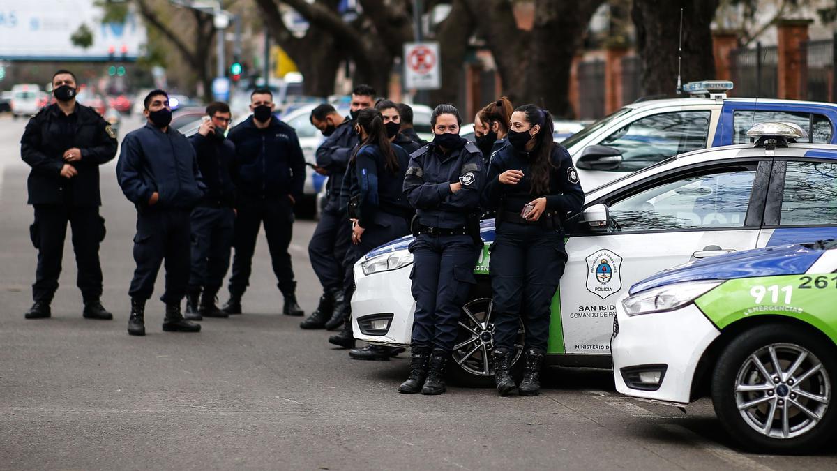 Policías protestan el 9 de septiembre de 2020 frente a la Quinta Presidencial de Olivos, en Buenos Aires (Argentina). El conflicto salarial que enfrenta a la Policía de la provincia de Buenos Aires con el Gobierno de Argentina, con fuertes protestas de efectivos que llegaron hasta la residencia presidencial, ha elevado la tensión política en un país que navega en la incertidumbre por la crisis del coronavirus. EFE/Juan Ignacio Roncoroni