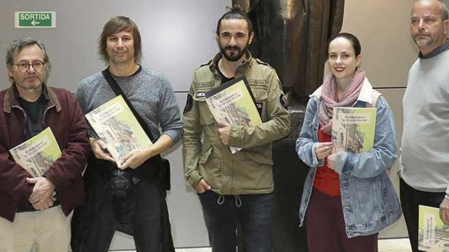 Picornell junto a Joan Miquel Morey, Àlex Fito, Marta Masana y Pere Joan, cuatro de los once artistas que han realizado el cómic.