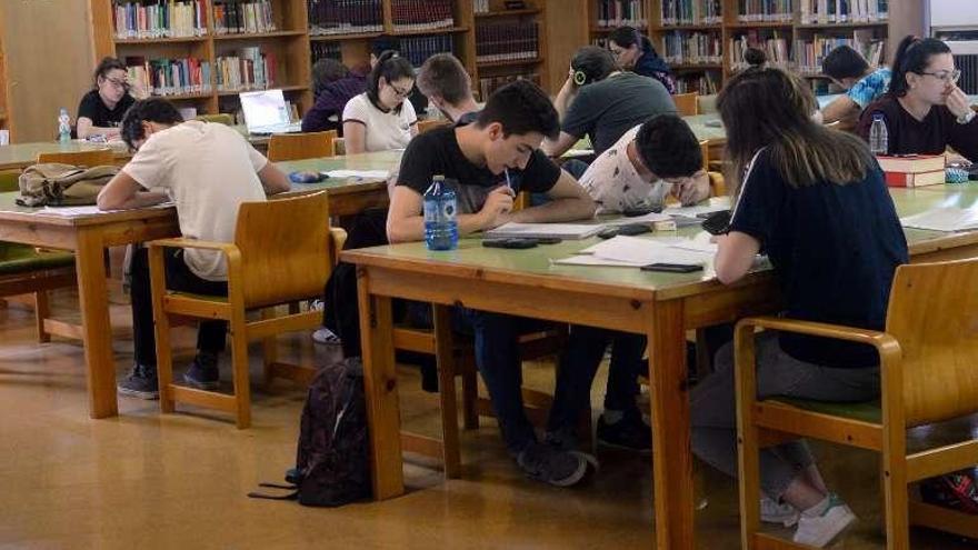 Usuarios de la biblioteca municipal de Vilagarcía. // Noé Parga