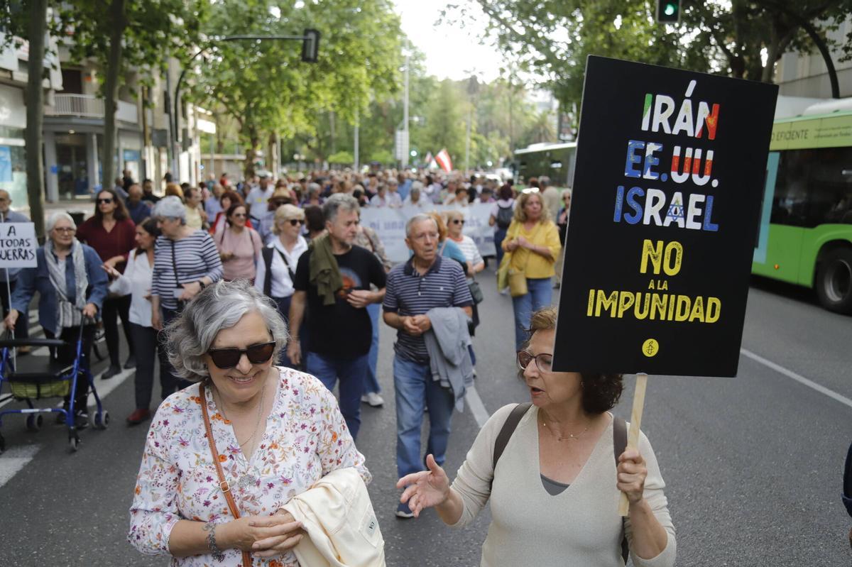 Una manifestación dice ‘No a la guerra’ en las calles de Córdoba
