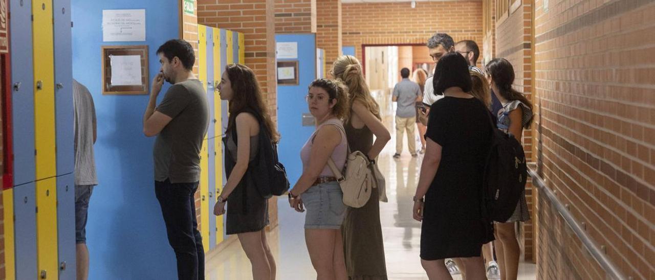 Oposiciones de profesores en un instituto de València.