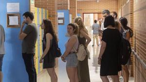 Oposiciones de profesores en un instituto de València.