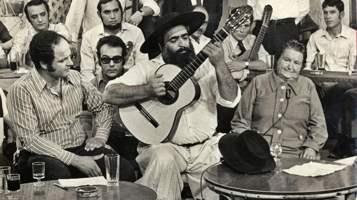 Nanino, Jorge Cafrune —centro— y Valentina Hernández la de Sabinosa, en el plató de ‘Tenderete’, de TVE-C, durante una emisión en los años 70 del siglo XX.